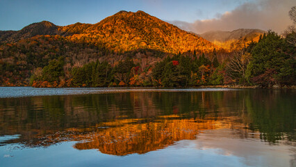 朝日に染まる湯の湖の紅葉　絶景
