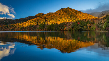 早朝の湯の湖　紅葉　秋　日光　絶景