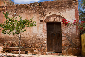 Muro viejo a contraste con naturaleza
