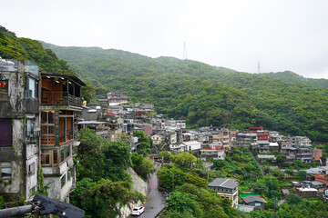 山の斜面に立つ建物の風景（台湾九份）