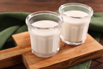 Obraz na płótnie Canvas Glasses of tasty milk on table, closeup