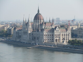 Fototapeta na wymiar ブダペスト、ハンガリー、ドナウの真珠、ドナウ川、ペスト側、象徴的存在、ネオゴシック建築、世界一美しい、国会議事堂