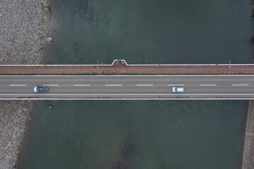 ドローン撮影：信濃川の上にかかる橋と、その上を走る車	