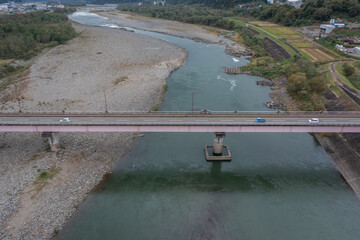 ドローン撮影：信濃川の上にかかる橋と、その上を走る車	