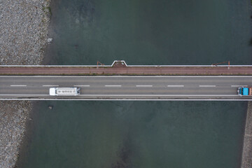 ドローン撮影：信濃川の上にかかる橋と、その上を走る車	