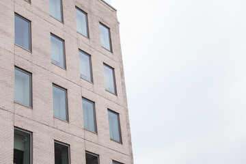 skyscraper, bathed in sunlight, symbolizes modernity, progress, and corporate success in the bustling urban landscape