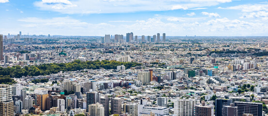 青空と雲と東京のビル群