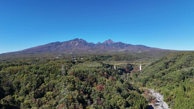 八ヶ岳の紅葉、日本のドローン映像、山梨県