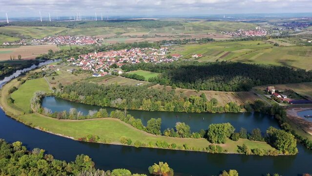 The Mainschleife near Volkach winds through the valley and is surrounded by fields and vineyards. Volkach, Kitzingen, Lower Franconia, Bavaria, Germany, Europe