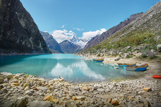 Paron Lagoon, a beautiful lagoon where you can sail by boat or practice kayaking, navigating its waters is an incredible experience, and seeing the beautiful landscapes around is truly amazing.