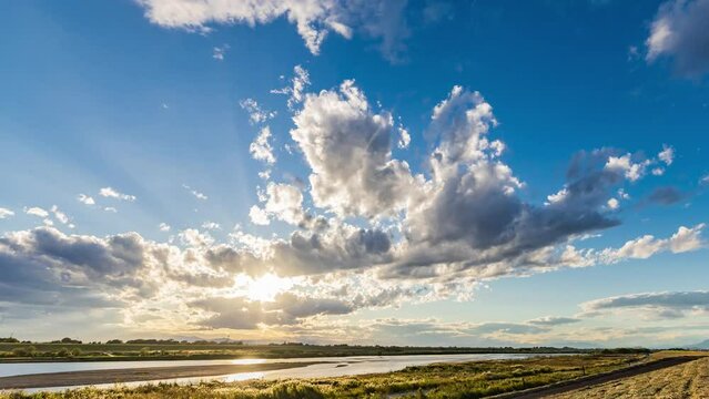 太陽と行き交う雲