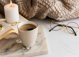 Fototapeta na wymiar 温かいコーヒーを飲んでくつろぐ読書タイムイメージ、落ち着いた女性らしい雰囲気の読書イメージ