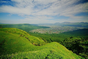Fototapeta na wymiar 阿蘇外輪山から見た阿蘇山とカルデラ