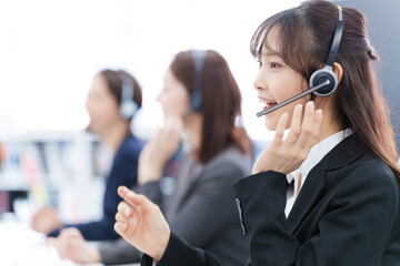 コールセンターで働く女性