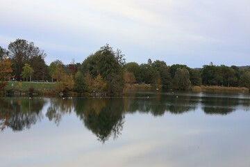 Fototapeta na wymiar Lac du parc de loisirs de Bouvent en automne, ville de Bourg en Bresse, département de l'Ain, Franc