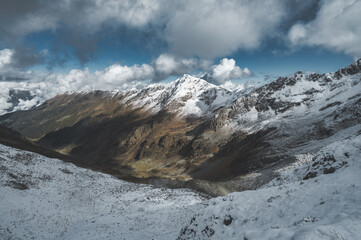 Obraz premium Alpine valley with first autumn snowfall