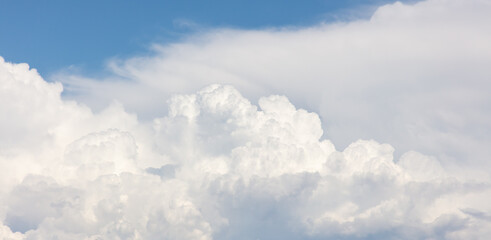 Naklejka premium White clouds on a blue sky as a background