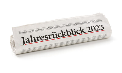 Zeitungsrolle mit der Überschrift Jahresrückblick 2023 - obrazy, fototapety, plakaty