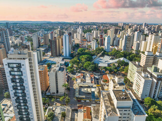 Céu dramático entre prédios no bairro Cambuí em Campinas, São Paulo. Brasil. 