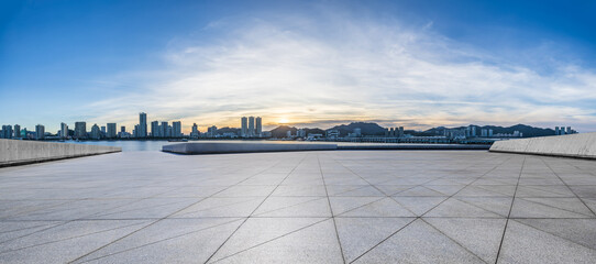 Empty square floors and city skyline at sunset. Panoramic view. - obrazy, fototapety, plakaty
