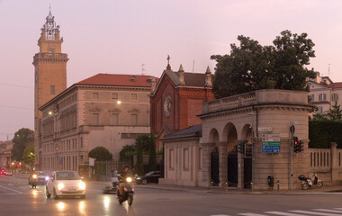 Naklejka premium Street scene in Bergamo showing the Torre dei Caduti at dusk
