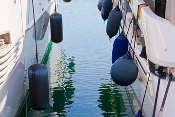 Bumpers protection between two moored boats in a small harbour