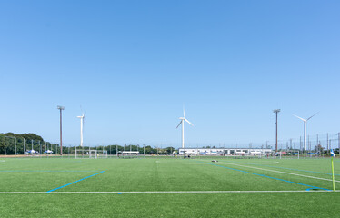 風力発電所が見えるサッカー場