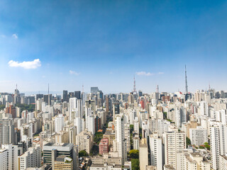 Fototapeta na wymiar Imagem aérea do bairro Jardins e Jardim Paulista. Bairro arborizado próximo a Avenida Nove de Julho cercado por grandes edificios em área nobre de São Paulo, capital. 