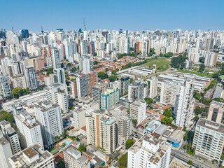 Fototapeta premium Imagem aérea do bairro Jardins e Jardim Paulista. Bairro arborizado próximo a Avenida Nove de Julho cercado por grandes edificios em área nobre de São Paulo, capital. 