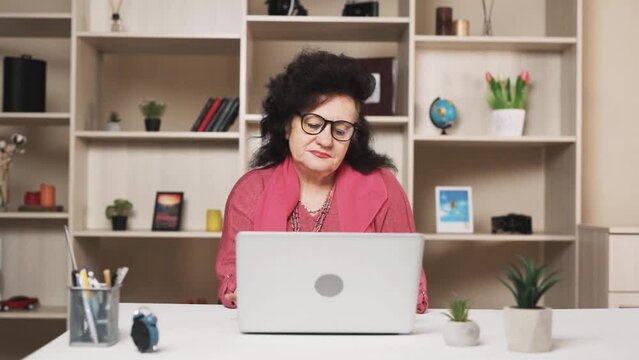 Goggles Kneads Stock Videos – 1 HD & 4K Footage Clips | Adobe Stock