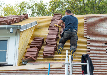 Artisan couvreur travaillant sur toiture 