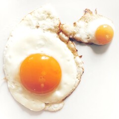 Zwei Spiegeleier, von Huhn und Wachtel