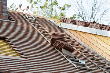 Tuiles plates neuves sur toiture en rénovation