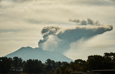噴煙を上げる桜島