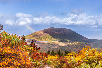 一切経山登山道から吾妻小富士にかかる虹
