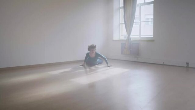 Femme, caucasien, danse, contemporain, lumi&egrave;re, beaut&eacute;, fen&ecirc;tre, gens, mode, personne, mode de vie, dame, corps, mod&egrave;le, blond, cheveux, salle, int&eacute;rieur, debout, maison, fum&eacute;e, soleil, 