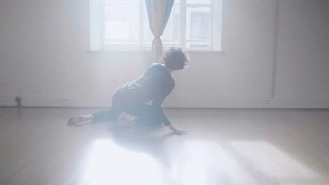 Femme, caucasien, danse, contemporain, lumi&egrave;re, beaut&eacute;, fen&ecirc;tre, gens, mode, personne, mode de vie, dame, corps, mod&egrave;le, blond, cheveux, salle, int&eacute;rieur, debout, maison, fum&eacute;e, soleil, 