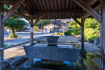 秋晴れ日差しと手水舎風景
Autumn sunshine and Chozuya...