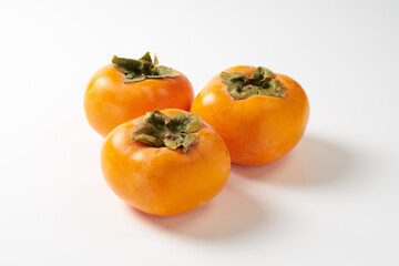 日本の柿を白背景で