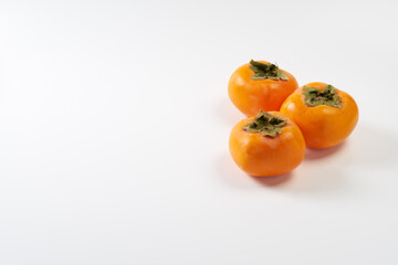 日本の柿を白背景で