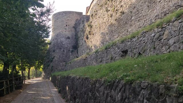 Passeggiando intorno alla rocca di Montefiore Conca antico borgo medievale in Emilia Romagna 
