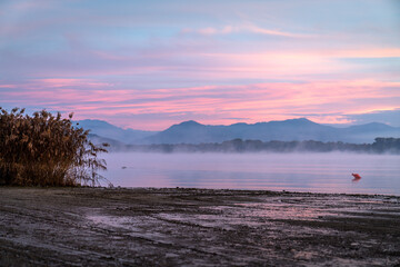 Stimmung am Morgen am Lago Maggiore in Italien mit Farben vom Sonnenaufgang am Himmel
