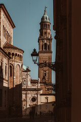 Historische Gebäude und Gassen von Parma in Italien Toskana