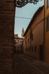 Historische Gebäude und Gassen von Parma in Italien Toskana