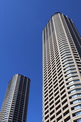 Fototapeta na wymiar 青空に映える2本のタワーマンション