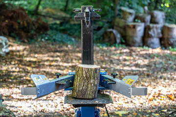 Draufsicht eines Holzspalters mit einem Stück Holz