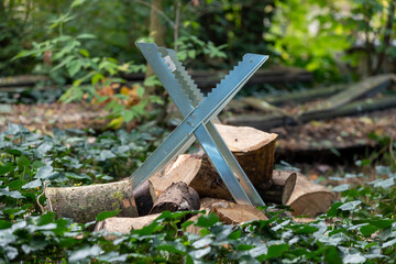 Ein Holzbock aus Metall zum sägen mit Brennholz