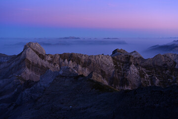 Dämmerung in den Bergen und in den Tälern liegt der Nebel