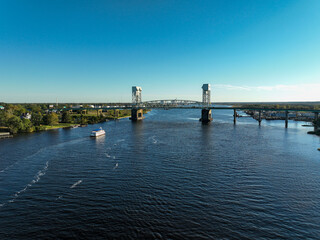 Obraz premium Cape Fear Memorial Bridge over the Cape Fear River, connection Leland, North Carolina to Wilmington, NC. 