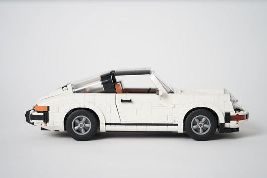 LEGO 10295 Icons Porsche 911 Racing Car, Collectible Turbo Targa, 2in1 Model Kits Adults to Build. 